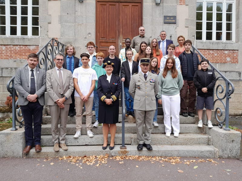 Photo de groupe inauguration de la classe défense